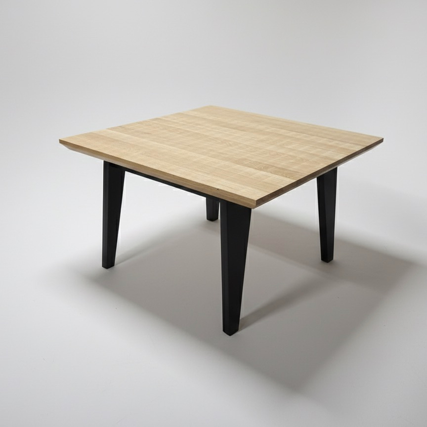 Stolik kawowy dębowy 80x80 cm z litego drewna w salonie